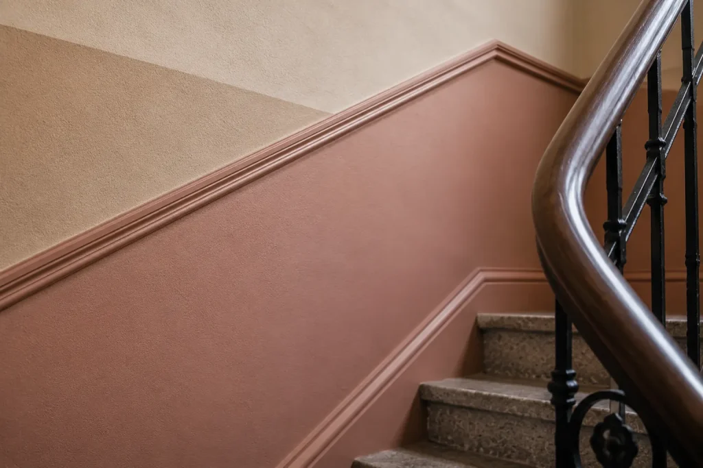 Detalj från ljust trapphus